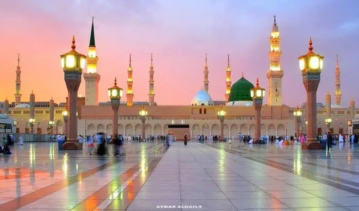 Al-Masjid an-Nabawi and the Green Dome in Madinah at dusk