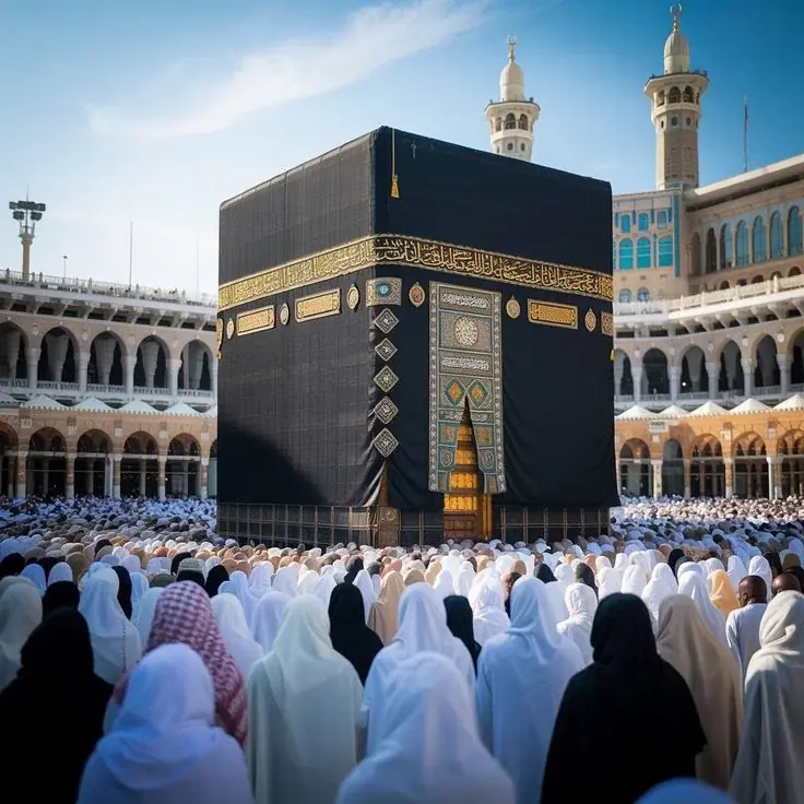 Pilgrims worshipping in front of the Kaaba at Masjid al-Haram in Makkah